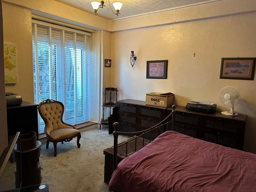 Lot: 145 - ONE-BEDROOM GARDEN FLAT FOR IMPROVEMENT - Bedroom with access into garden